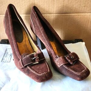 Nine & Co by Nine West size 7.5 Women's heeled brown suade shoe.